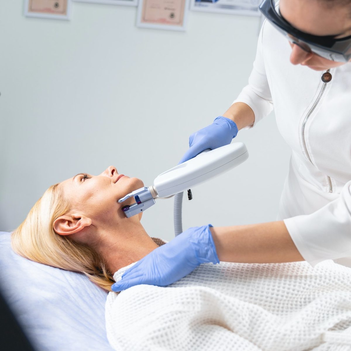 cosmetologist-performing-the-laser-treatment