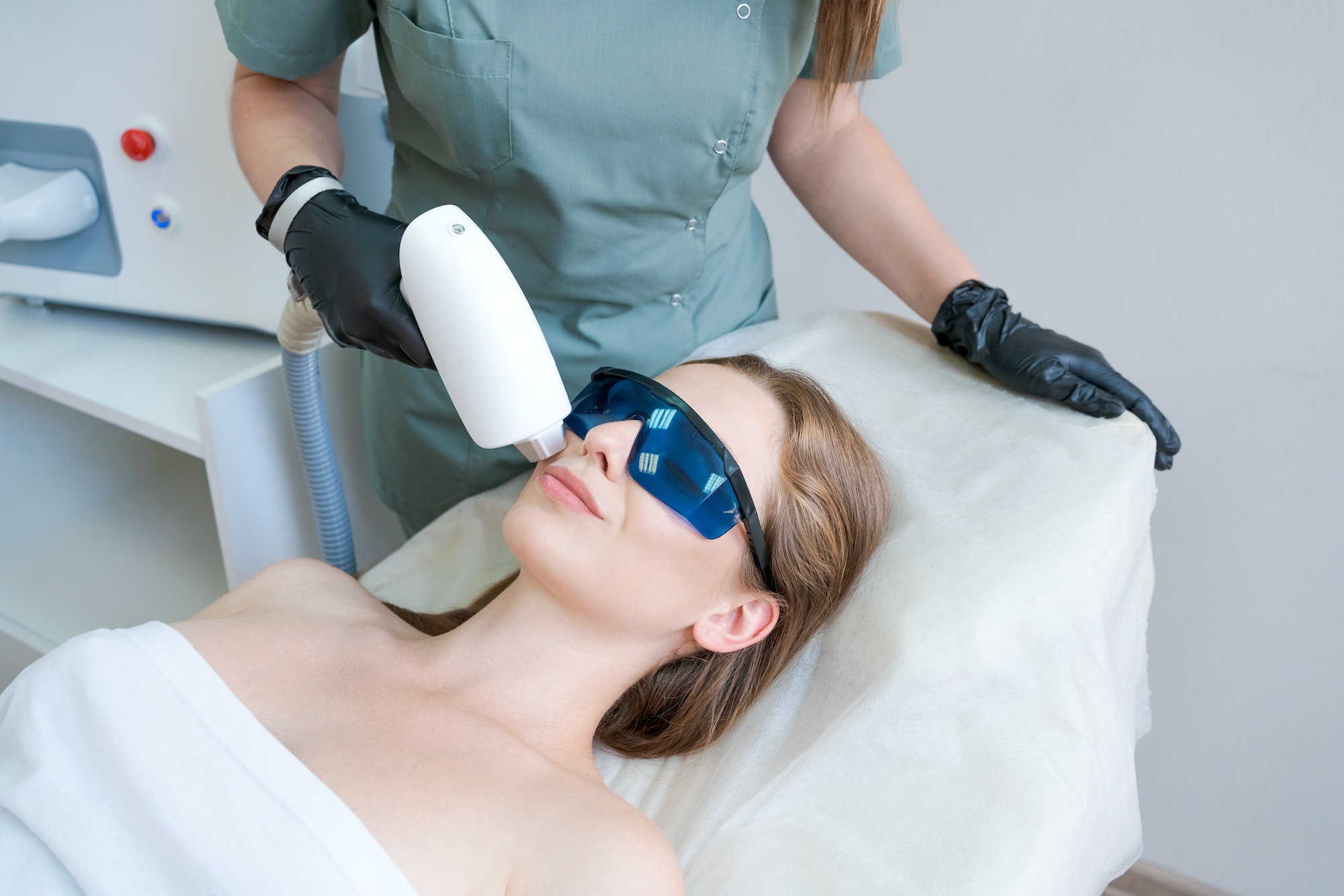laser-treatment-on-face-young-woman-in-beauty